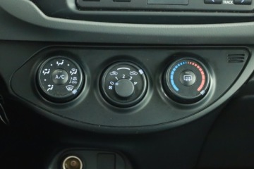 Toyota Yaris III Hatchback 5d Facelifting 2017 1.0 VVT-i 72KM 2020 Toyota Yaris 1.0 VVT-i, Salon Polska, Serwis ASO, zdjęcie 9