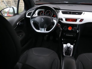 DS 3 Hatchback (Citroen) 1.6 HDi 92KM 2010 Citroen DS3 1.6 HDi, Klima, Klimatronic, Tempomat, zdjęcie 6