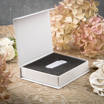 Флеш-накопитель Twister 64 ГБ USB 2.0 + белая коробка с магнитом + гравировка «Первое причастие»