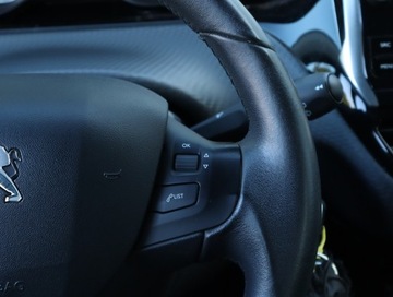 Peugeot 2008 I SUV Facelifting 1.2 PureTech 110KM 2016 Peugeot 2008 1.2 PureTech, Salon Polska, zdjęcie 18