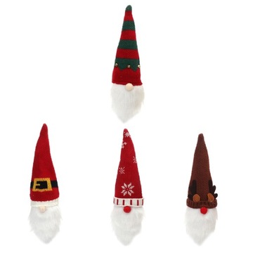 Обеденный стол с елочным украшением