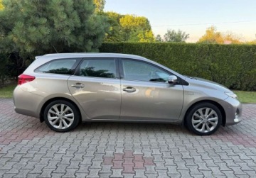 Toyota Auris II Touring Sports Hybrid 135 136KM 2013 Toyota Auris 1,8 HYBRID Navi Kamera KEY-LESS PDC Bezwypadkowy ASO Dla wyma, zdjęcie 9
