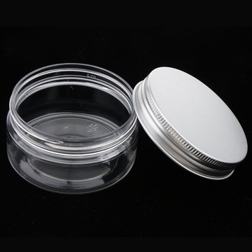 10 упаковок прозрачных пластиковых контейнеров.