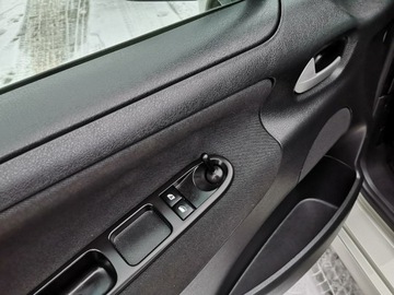 Peugeot 207 Hatchback 5d 1.4 16V 88KM 2007 Peugeot 207 1.4 16V 88KM Klimatyzacja Isofix, zdjęcie 10