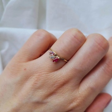 Złoty pierścionek liście różowo-rubinowe pr.333