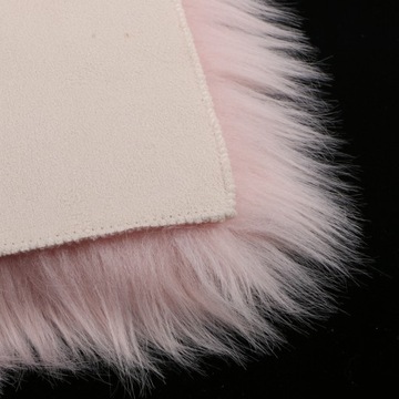 Futrzana poduszka do siedzenia z kwadratowym kudłatym dywanikiem o wymiarach 40x40 cm