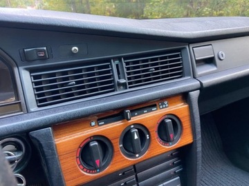 Mercedes 190 1.8 i 109KM 1993 Mercedes-Benz W201 (190) Mercedes Benz 190 1.8 Super Stan 1.8 Benzyna 109KM, zdjęcie 12