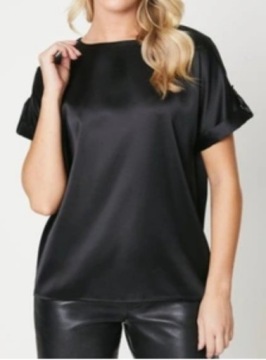 Смешанный комплект мужской, женской и детской одежды.