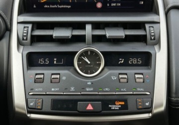 Lexus NX I SUV Facelifting 300h 197KM 2019 Lexus NX Elegance, Hak, Tempomat, Podgrzewane fotele, Rozpoznawanie znakow, zdjęcie 26