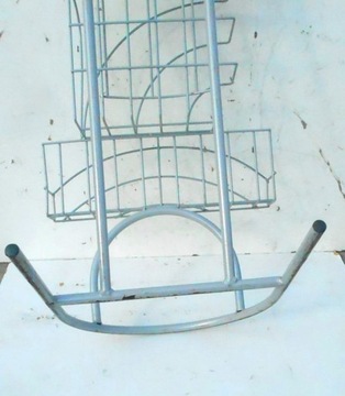 Металлическая подставка для демонстрации прессы, книг и газет.