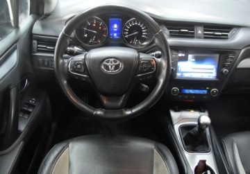 Toyota Avensis III Wagon Facelifting 2015 2.0 D-4D 143KM 2015 Toyota Avensis PL Salon _ kombi _ kamera cofania _ Alu17_ 2.0 Diesel 143KM, zdjęcie 19