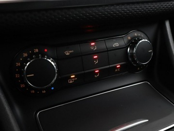 Mercedes Klasa A W176 Hatchback 5d Facelifting 180 122KM 2015 Mercedes A 180 półskóra navi grzane fotele, zdjęcie 26