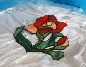 Витражный цветок модерн Ирис Красный на окне