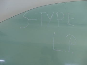JAGUAR S-TYPE SKLO (OKNO) DVEŘE LEVÝ PŘEDNÍ