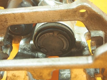 AUDI A6 4G C7 FL 42KM TŘMEN BRZDOVÝ ZADNÍ LEVÝ MOTOREK 4G0615403