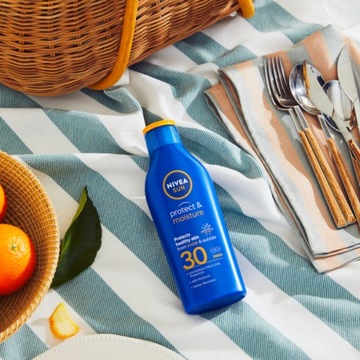 NIVEA SUN PROTECT&MOISTURE Balsam przeciwsłoneczny SPF30 200ml + Piłka