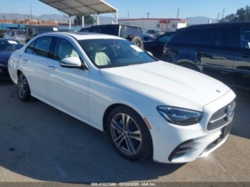 Mercedes Klasa E W213 2022 Mercedes-Benz Klasa E 2022r., 2.0L 2.0 Benzyna 255KM, zdjęcie 1