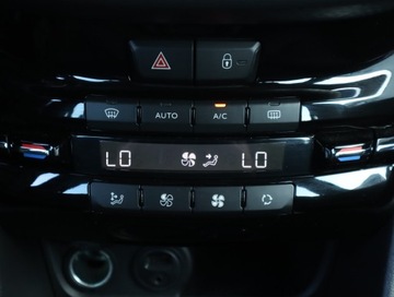 Peugeot 2008 I SUV Facelifting 1.2 PureTech 110KM 2016 Peugeot 2008 1.2 PureTech, Salon Polska, zdjęcie 14