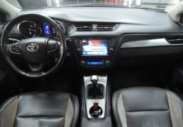 Toyota Avensis III Wagon Facelifting 2015 2.0 D-4D 143KM 2015 Toyota Avensis PL Salon _ kombi _ kamera cofania _ Alu17_ 2.0 Diesel 143KM, zdjęcie 4