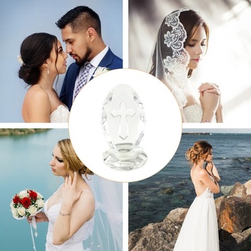 Zdjęcie Prezenty Figurka z przezroczystego szkła na stole z krzyżem