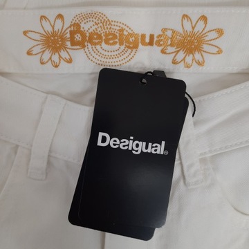 Spodnie DESIGUAL biały jeans z haftem 26