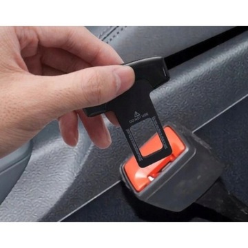 Разъем ремня безопасности с логотипом TOYOTA.