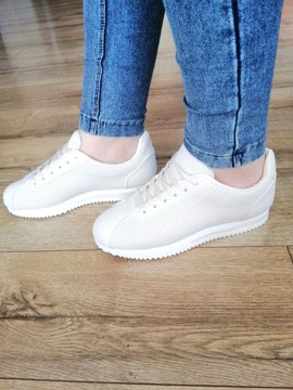 ЖЕНСКАЯ СПОРТИВНАЯ ОБУВЬ ADIDAS LIGHTWEIGHT BEIGE R39
