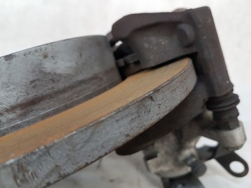 ZACISK HAMULCOWY LEWY PRAWY TYŁ TYLNY VW TOURAN I