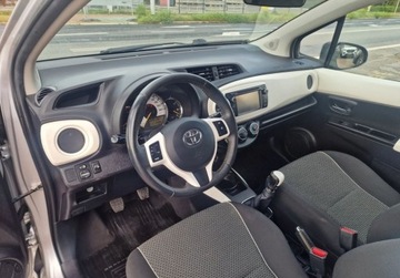Toyota Yaris III Hatchback 5d 1.33 Dual VVT-i 99KM 2013 Toyota Yaris 1.3Benzynaniski przebiegsuper stan 1.3 Benzyna 99KM, zdjęcie 9