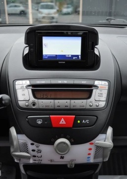 Toyota Aygo I Hatchback 5d Facelifting 1.0 VVT-i 68KM 2013 Toyota Aygo Klimatyzacja Nawigacja TOM TOM Elektryczne Szyby Benzyna 68KM, zdjęcie 23