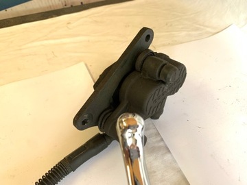 Aprilia Red Rose 125 суппорт переднего тормозного насоса