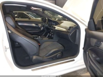 Mercedes Klasa C W205 2013 Mercedes-Benz Klasa C 63 AMG 2013 6.3l 6.3 Benzyna 451KM, zdjęcie 9