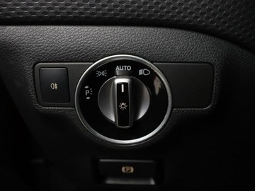 Mercedes Klasa A W176 Hatchback 5d Facelifting 180 122KM 2015 Mercedes A 180 półskóra navi grzane fotele, zdjęcie 32