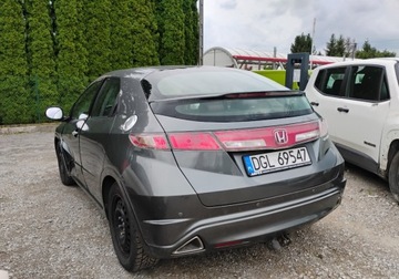 Honda Civic VIII Hatchback 3d 1.4 i-VTEC 100KM 2009 Honda Civic 2009r, 1.4 Benzyna. Lekko uszkodzony lewy bok. Jezdzi. 1.3, zdjęcie 2