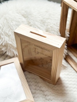 Skarbonka drewniana z szybką z imieniem dziecka prezent Chrzest Roczek