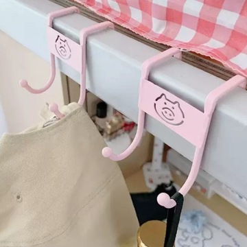 Двойная дверная вешалка с узором - белая - вешается на дверь на крючке.