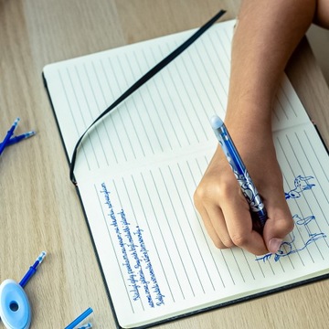 Синие стираемые ручки: набор со стержнями и аксессуарами