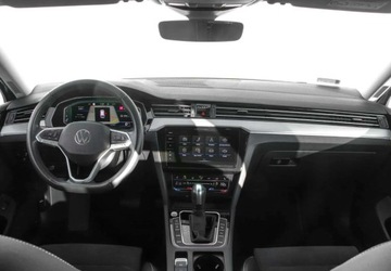 Volkswagen Passat B8 Variant Facelifting 2.0 TSI 190KM 2022 Volkswagen Passat 2.0 TSI 190KM DSG Elegance Reflektory Matrix Szyba przed, zdjęcie 13