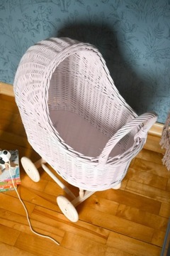 Wózek wiklinowy dla lalek kolor RÓŻ z wikliny