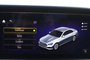 Mercedes Klasa E W213 Limuzyna Facelifting 2.0 E220d 194KM 2021 Mercedes-Benz Klasa E 4Matic Kamera Czujniki park Tempomat Asyst. mart, zdjęcie 27