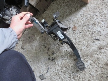 PEDAŁ SPRZĘGŁA VOLVO V40 II 2.0 D2 12-19 31362223 (R)