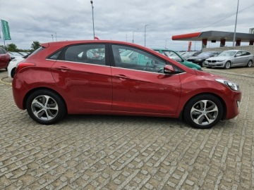 Hyundai i30 II Hatchback 5d 1.6 GDI 135KM 2015 Hyundai i30 1,6 benzyna 135KM nawigacja, zdjęcie 16