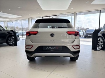 Volkswagen T-Roc I SUV Facelifting 1.5 TSI ACT 150KM 2023 Volkswagen T-Roc Life Kamera cofania Asystent parkowania CarPlayAndroid, zdjęcie 2