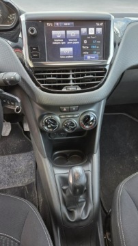 Peugeot 208 I Hatchback 5d Facelifting 1.2 PureTech 82KM 2017 Peugeot 208 1.2 82KM Kamera SERWIS Allure, zdjęcie 15