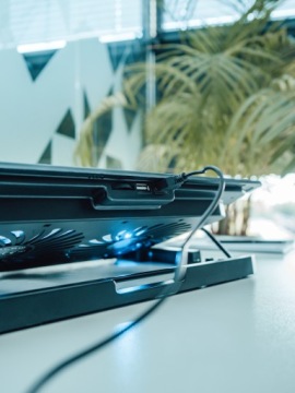 ОХЛАЖДАЮЩАЯ ПОДСТАВКА ДЛЯ НОУТБУКА РЕГУЛИРУЕМАЯ ПОДСТАВКА С 12–17 СВЕТОДИОДАМИ 2 ВЕНТИЛЯТОРА USB