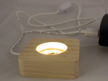 СВЕТЯЩАЯСЯ СВЕТОДИОДНАЯ USB ПОДСТАВКА ДЛЯ ФИГУР ПИРАМИДА, ПОДСВЕТКА, 6х6 см