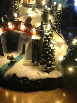 Świąteczna wioska ze stokiem narciarskim SCENKA