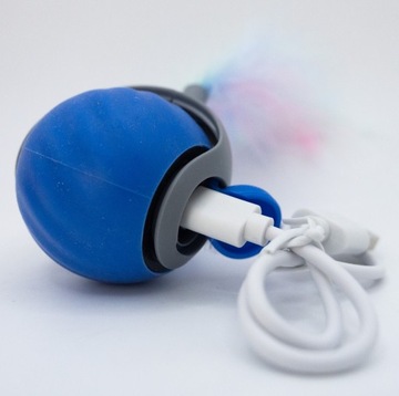 БЕГУЩИЙ МЯЧ ДЛЯ КОШКИ СО СВЕТОДИОДНОЙ ВИБРАЦИЕЙ PETGRAVITY USB ИГРУШКА С ПЕРЬЯМИ