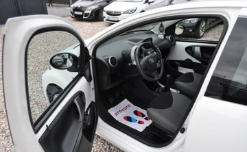 Toyota Aygo I Hatchback 5d Facelifting 1.0 VVT-i 68KM 2013 Toyota Aygo Klimatyzacja Nawigacja TOM TOM Elektryczne Szyby Benzyna 68KM, zdjęcie 11