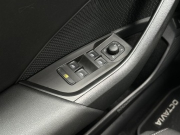 Skoda Octavia IV Liftback 1.5 TSI EVO 150KM 2023 Skoda Octavia 1.5TSI 150KM Style DSG l Climatronic, zdjęcie 16